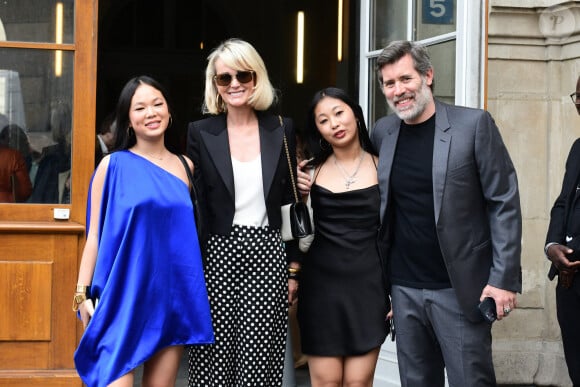 Jalil Lespert, Laeticia Hallyday et ses filles Jade et Joy à leur arrivée au mariage de Claude Lelouch à la mairie du 18ème à Paris. Le 17 juin 2023