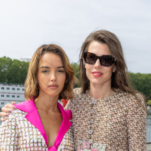 Pour découvrir les pièces de la collection automne-hiver 2023-2024 de la Maison de la rue Cambon, de nombreuses célébrités ont fait le déplacement.
Lyna Khoudri et Charlotte Casiraghi - Front row du défilé de mode Chanel collection Haute Couture Automne-Hiver 2023-2024 lors de la Fashion Week de Paris. Le 4 juillet 2023. © Borde-Rindoff/Bestimage