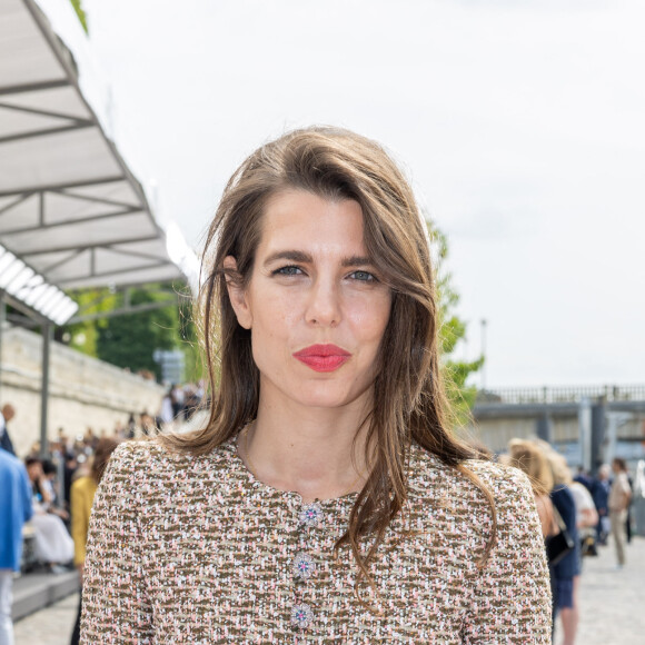 L'une avait opté pour un élégant tailleurs à fleurs roses et blanches, illuminés par des escarpins de couleurs rose fluo et noir.
Charlotte Casiraghi - Front row du défilé de mode Chanel collection Haute Couture Automne-Hiver 2023-2024 lors de la Fashion Week de Paris. Le 4 juillet 2023. © Borde-Rindoff/Bestimage