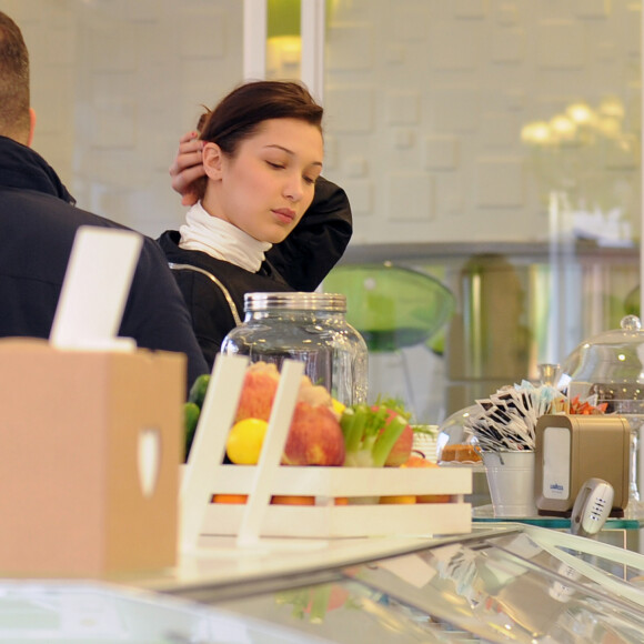 Bella Hadid s'achète une viennoiserie et un café dans une boulangerie à Milan, Italie, le 14 janvier 2018, lors de la Fashion Week.