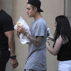 Exclusif - Justin Bieber mange un sandwich alors qu'il retourne au Montage Beverly Hills Hotel à Beverly Hills, le 15 août 2015.