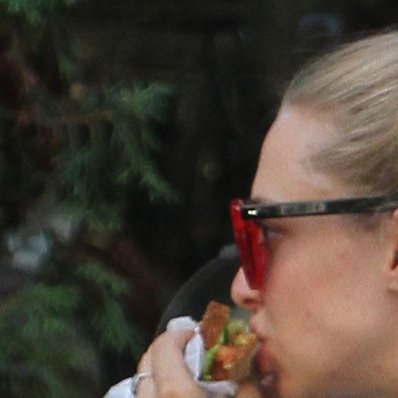 Rares sont les fois où l'on se dit qu'une fois au régime, on va commencer à se délecter de délicieux repas, étant donné que le sucre et le gras sont souvent à bannir. 
Amanda Seyfried mange un sandwich en marchant dans le quartier de Union Square à New York, le 12 août 2015.