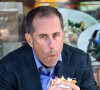 Et voici un aliment insoupçonné qui va vous permettre de manger en gardant la ligne, pendant les vacances.
Jerry Seinfeld mange un sandwich assis sur un banc à New York le 17 octobre 2018.