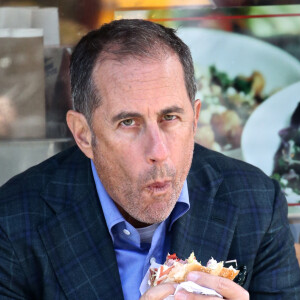 Et voici un aliment insoupçonné qui va vous permettre de manger en gardant la ligne, pendant les vacances.
Jerry Seinfeld mange un sandwich assis sur un banc à New York le 17 octobre 2018.
