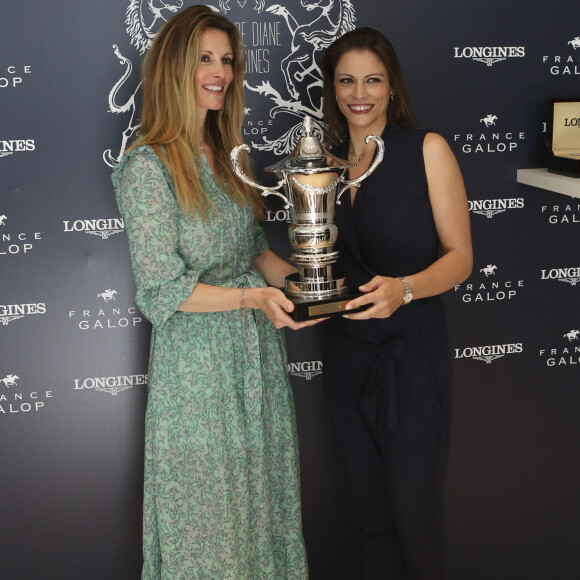 Sophie Thalmann et Marine Costabadielors de la conférence de presse du Prix de Diane Longines à Paris, France, le 16 mai 2019. 