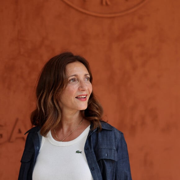 "J'ai renoncé aux talons hauts à la naissance de mes enfants", a-t-elle avoué.
Valerie Karsenti au village lors des Internationaux de France de Tennis de Roland Garros 2023. Paris, le 7 juin 2023. © Jacovides / Moreau / Bestimage