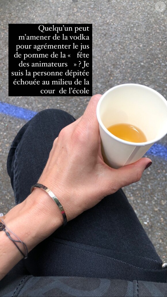 Le 4 juillet, elle se trouvait à l'école de sa fille et, visiblement, elle a trouvé le temps long.
