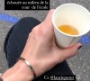 "Quelqu'un peut m'amener de la vodka pour agrémenter le jus de pomme de la 'fête des animateurs' ?", demande Laurie Delhostal.
