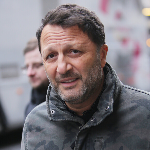 Arthur ne manque décidément pas d'humour ! 
Exclusif - Arthur Essebag - Arrivées à l'enregistrement de l'émission "2h de Rire et de Direct" au Paradis Latin à Paris. © Panoramic / Bestimage