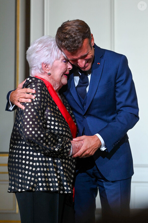 L'actrice française, Line Renaud décorée par le président de la République française, Emmanuel Macron de la Grand-Croix de la Légion d'honneur lors d'une cérémonie au palais de l'Elysée à Paris, France, le 2 septembre 2022. La chanteuse a été récompensée pour ses engagements humanitaires, notamment sa lutte contre le sida. Le président a salué une "douceur tellurique" et une "colossale sensibilité". © Coadic Guirec/Bestimage