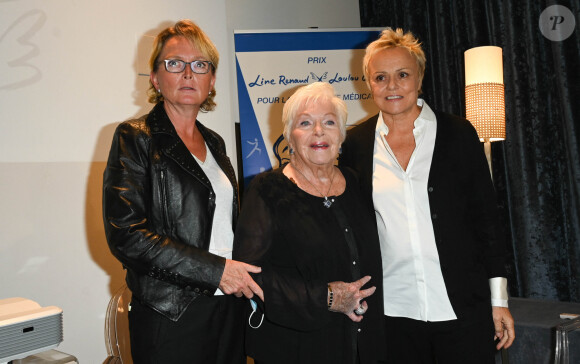 Et là, elle a fait savoir que tout était prêt !
Claude Chirac, Line Renaud (Présidente du Fonds de Dotation) et Muriel Robin - Remise du prix "Fonds de dotation Line Renaud-Loulou Gasté" pour la recherche médicale à la Maison de la Recherche à Paris le 15 novembre 2021. © Coadic Guirec/Bestimage 