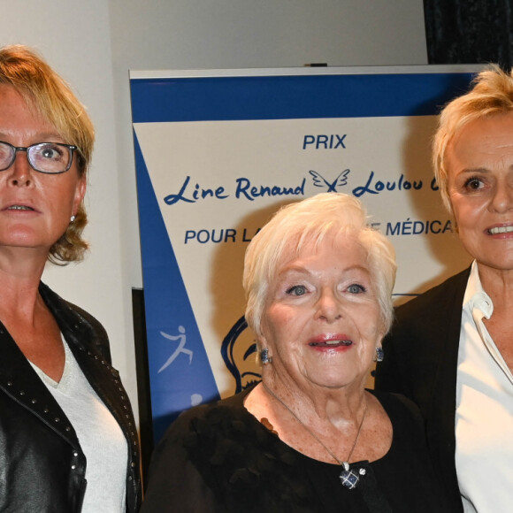 Et là, elle a fait savoir que tout était prêt !
Claude Chirac, Line Renaud (Présidente du Fonds de Dotation) et Muriel Robin - Remise du prix "Fonds de dotation Line Renaud-Loulou Gasté" pour la recherche médicale à la Maison de la Recherche à Paris le 15 novembre 2021. © Coadic Guirec/Bestimage 