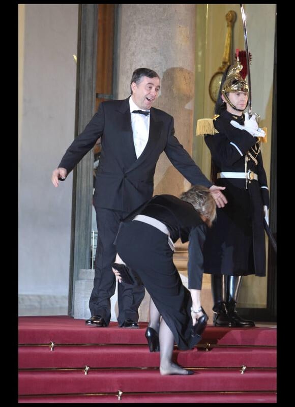 Jean-François Cirelli et sa femme (qui a perdu sa chaussure !) arrivent au dîner d'Etat organisé en l'honneur du président russe Dmitri Medvedev et de son épouse.  02/03/2010