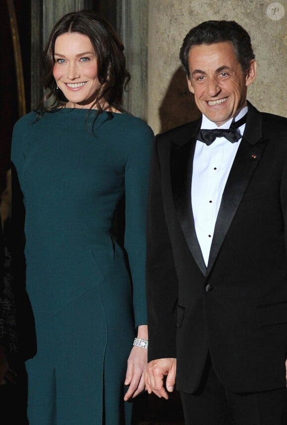 Carla Bruni et Nicolas Sarkozy très proches à l'Elysée, au dîner d'Etat organisé en l'honneur du président russe Dmitri Medvedev et son épouse Sveltana. 02/03/2010
