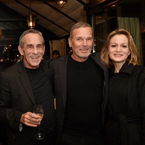 En 2014 Audrey Crespo-Mara et Thierry Ardisson se sont ENFIN dit "oui" pour la vie !
Exclusif - Didier Gustin, Thierry Ardisson, Laurent Baffie et Audrey Crespo-Mara - Laurent Baffie aux Deux Magots à Paris le 8 mars 2023. © Veeren/Bestimage 