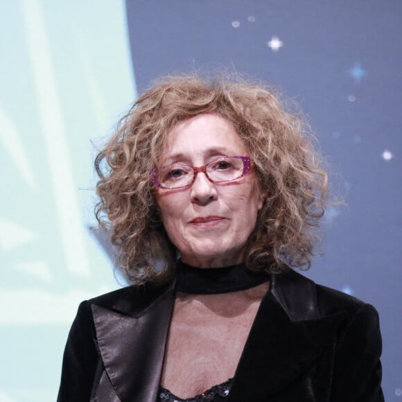 "Il est très difficile d'accepter de survivre à la disparition de personnes jeunes, on se culpabilise, et les premières fois où l'on se surprend à rire, on s'en veut comme si c'était une trahison", a-t-elle expliqué.
Mireille Dumas Présidente du jury documentaire - Soirée de remise de prix des documentaires lors de la 24ème édition du Festival des Créations TV au Casino de Luchon. Le 10 février 2022 © Christophe Aubert via Bestimage