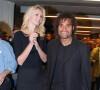 Il y a plusieurs décennies alors qu'il était encore joueur au FC Nantes, l'un de ses premiers clubs, Christian Karembeu fréquentait une dénommée Estelle Delacroix.
Adriana Karembeu et son mari Christian Karembeu - lancement des parfums Yin & Yang produits par la maison Fath Paris au Stade de France.