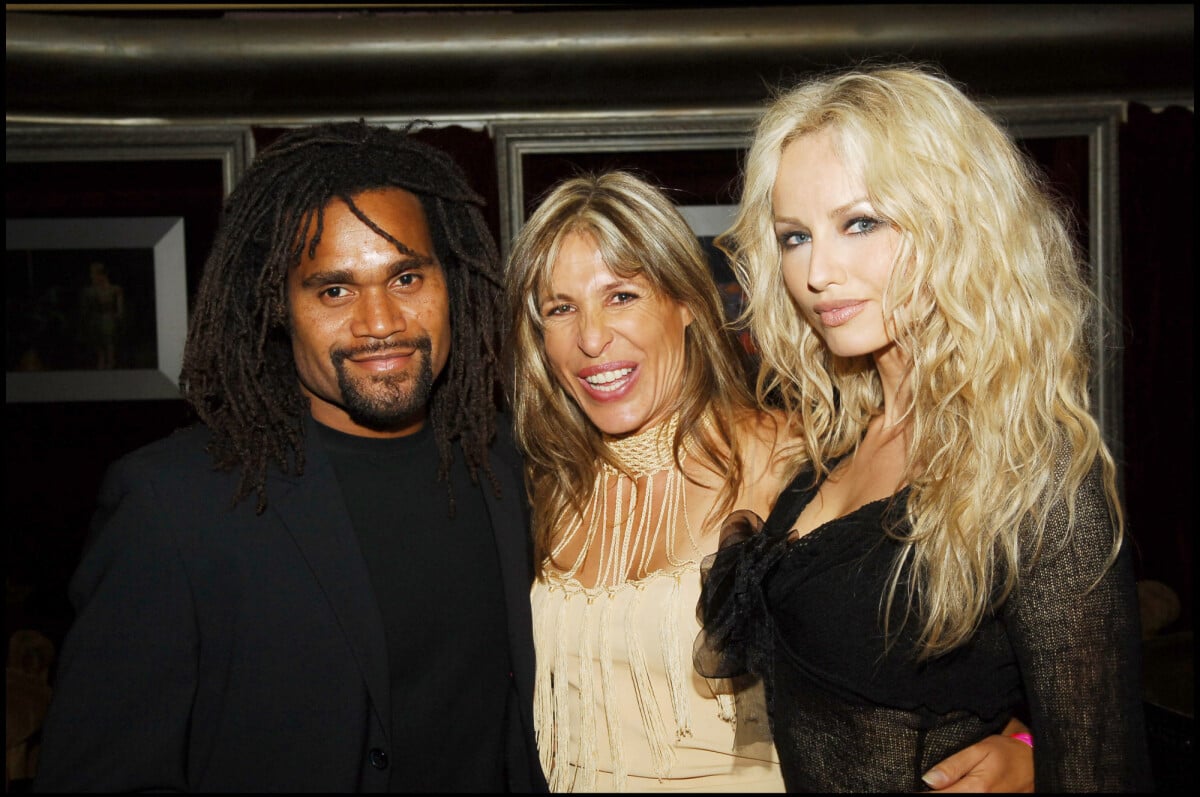 Photo : Adriana Karembeu et son mari Christian Karembeu entourent Marie ...