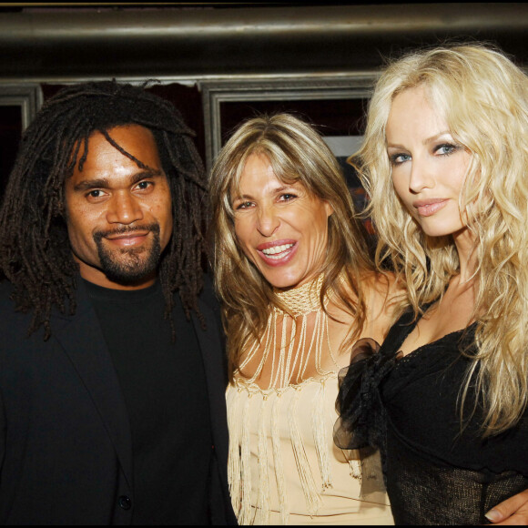Adriana Karembeu et son mari Christian Karembeu entourent Marie Menager - soirée au VIP ROOM de Paris pour son anniversaire.
