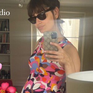 Très discrète, Clara Luciani n'a jamais trop rien dit à propos d'Alex Kapranos.
Dans une robe ultra moulante et colorée qui laissait parfaitement entrevoir son petit ventre