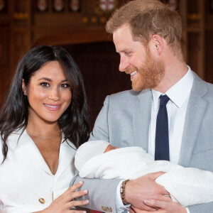 Il est victime de racisme
Le prince Harry et Meghan Markle, duc et duchesse de Sussex, présentent leur fils Archie dans le hall St George au château de Windsor le 8 mai 2019. 