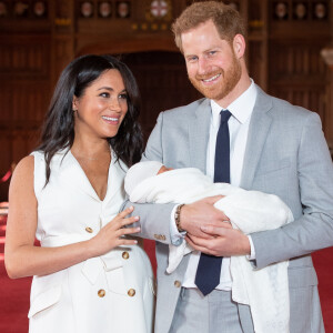 Archie serait en danger
Le prince Harry et Meghan Markle, duc et duchesse de Sussex, présentent leur fils Archie dans le hall St George au château de Windsor