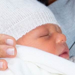 Le prince Harry et Meghan Markle, duc et duchesse de Sussex, présentent leur fils Archie Harrison Mountbatten-Windsor dans le hall St George au château de Windsor le 8 mai 2019. 