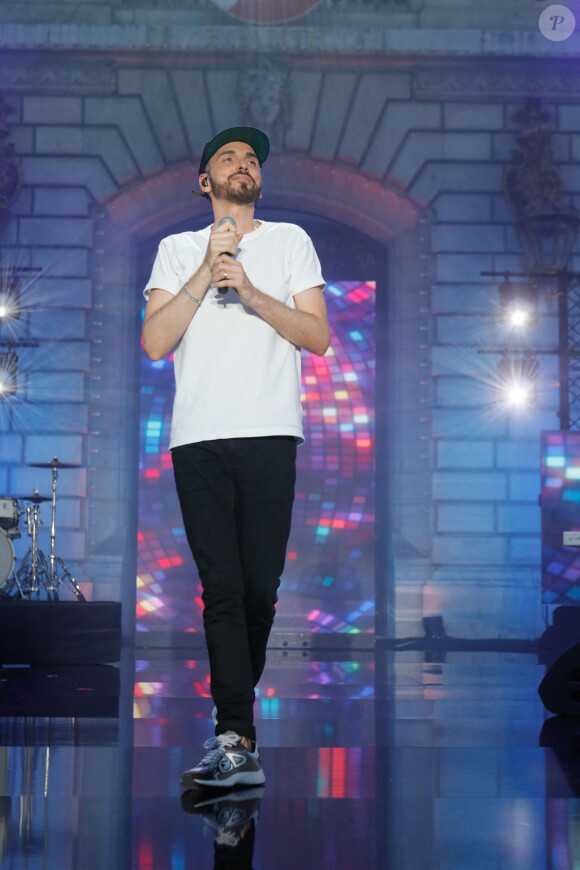 Exclusif - Christophe Willem - Concert RFM Music Show sur le parvis de l'Hôtel de Ville de Levallois Perret. Le 18 juin 2022. Le show sera diffusé le 23 juin, à 21h15 sur C8 et en simultané sur RFM ! © Christophe Clovis / Bestimage