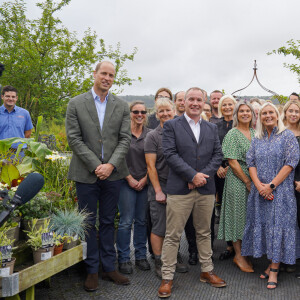 Il est allé au contact du personnel de l'établissement.
Le prince William, prince de Galles, inaugure le restaurant "The Orangery" à la pépinière du duché de Cornouailles, près de Lostwithiel, en Cornouailles, Royaume Uni, le 10 juillet 2023, qui a été construit dans le cadre d'une extension de neuf mois projet de création d'espaces visiteurs durables.