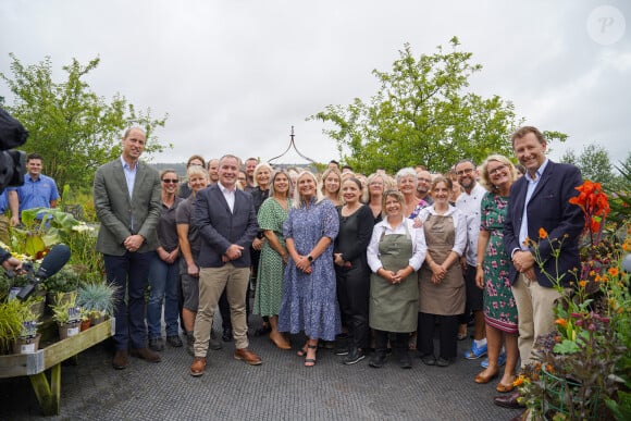 Il est allé au contact du personnel de l'établissement.
Le prince William, prince de Galles, inaugure le restaurant "The Orangery" à la pépinière du duché de Cornouailles, près de Lostwithiel, en Cornouailles, Royaume Uni, le 10 juillet 2023, qui a été construit dans le cadre d'une extension de neuf mois projet de création d'espaces visiteurs durables.