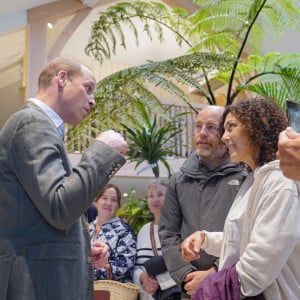 Il a démarré sa visite par l'atrium central de la pépinière dans lequel il a longuement échangé avec les employés de la pépinière.
Le prince William, prince de Galles, inaugure le restaurant "The Orangery" à la pépinière du duché de Cornouailles, près de Lostwithiel, en Cornouailles, Royaume Uni, le 10 juillet 2023, qui a été construit dans le cadre d'une extension de neuf mois projet de création d'espaces visiteurs durables. 