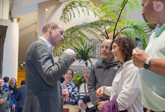 Il a démarré sa visite par l'atrium central de la pépinière dans lequel il a longuement échangé avec les employés de la pépinière.
Le prince William, prince de Galles, inaugure le restaurant "The Orangery" à la pépinière du duché de Cornouailles, près de Lostwithiel, en Cornouailles, Royaume Uni, le 10 juillet 2023, qui a été construit dans le cadre d'une extension de neuf mois projet de création d'espaces visiteurs durables. 