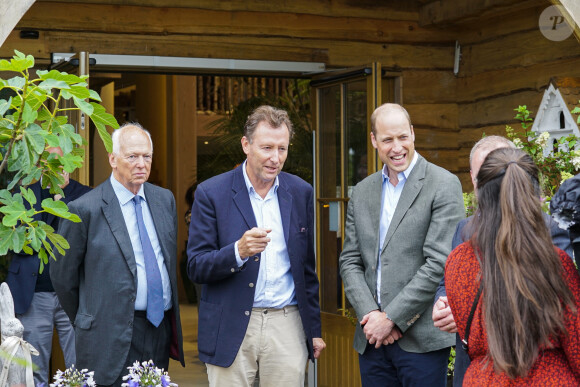 Après avoir déambulé entre les arbres et les fleurs, le prince William s'est rendu au restaurant L'Orangerie.
Le prince William, prince de Galles, inaugure le restaurant "The Orangery" à la pépinière du duché de Cornouailles, près de Lostwithiel, en Cornouailles, Royaume Uni, le 10 juillet 2023, qui a été construit dans le cadre d'une extension de neuf mois projet de création d'espaces visiteurs durables.  The Prince of Wales (right) during a visit to the Duchy of Cornwall nursery, near Lostwithiel, Cornwall, to open its new restaurant The Orangery which has been built as part of a nine-month extension project to create sustainable visitor spaces at the nursery. Picture date: Monday July 10, 2023.