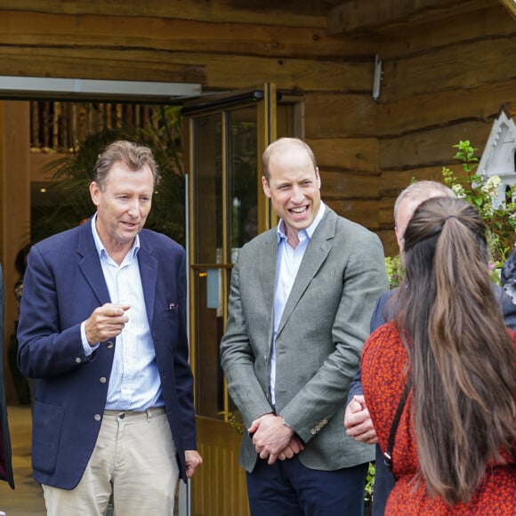 Après avoir déambulé entre les arbres et les fleurs, le prince William s'est rendu au restaurant L'Orangerie.
Le prince William, prince de Galles, inaugure le restaurant "The Orangery" à la pépinière du duché de Cornouailles, près de Lostwithiel, en Cornouailles, Royaume Uni, le 10 juillet 2023, qui a été construit dans le cadre d'une extension de neuf mois projet de création d'espaces visiteurs durables.  The Prince of Wales (right) during a visit to the Duchy of Cornwall nursery, near Lostwithiel, Cornwall, to open its new restaurant The Orangery which has been built as part of a nine-month extension project to create sustainable visitor spaces at the nursery. Picture date: Monday July 10, 2023.