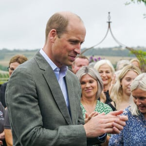 Il a inauguré cet établissement qui va se servir notamment des herbes aromatiques, des fruits et des légumes cultivés dans la pépinière.
Le prince William, prince de Galles, inaugure le restaurant "The Orangery" à la pépinière du duché de Cornouailles, près de Lostwithiel, en Cornouailles, Royaume Uni, le 10 juillet 2023, qui a été construit dans le cadre d'une extension de neuf mois projet de création d'espaces visiteurs durables. 