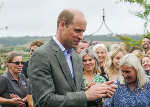 Il a inauguré cet établissement qui va se servir notamment des herbes aromatiques, des fruits et des légumes cultivés dans la pépinière.
Le prince William, prince de Galles, inaugure le restaurant "The Orangery" à la pépinière du duché de Cornouailles, près de Lostwithiel, en Cornouailles, Royaume Uni, le 10 juillet 2023, qui a été construit dans le cadre d'une extension de neuf mois projet de création d'espaces visiteurs durables. 