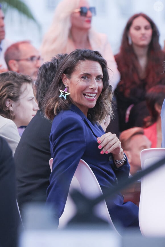 Lassée de sa vie parisienne, l'animatrice a choisi de s'installer dans le sud de la France, sur la Côte d'Azur.
Exclusif - Alessandra Sublet - Emission "C à vous" lors du 76ème Festival International du Film de Cannes le 24 mai 2023. © Jack Tribeca / Bestimage