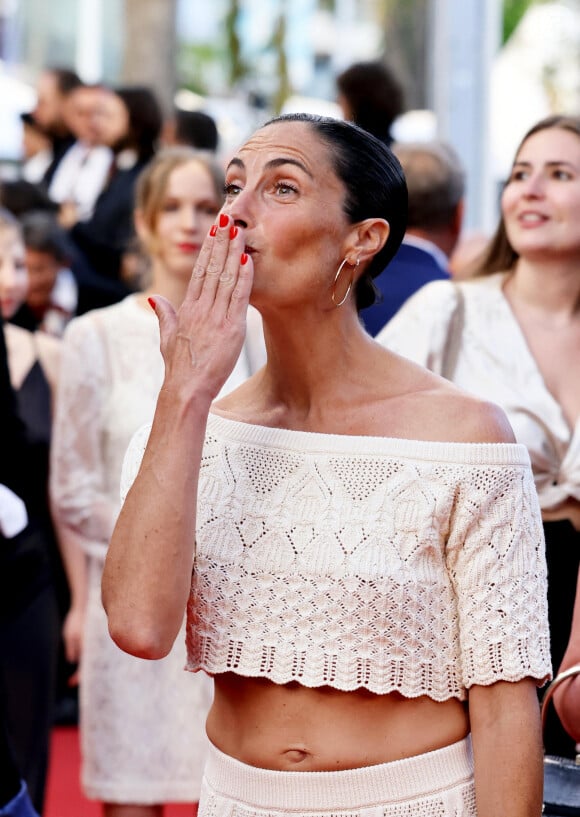 Heureuse dans son paradis sudiste, l'animatrice garde un seul regret.
Alessandra Sublet - Montée des marches du film " Mascarade " lors du 75ème Festival International du Film de Cannes. Le 27 mai 2022 © Dominique Jacovides / Bestimage 