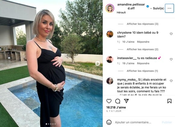 Amandine Pellissard pas peu fière de son baby-bump. Photo sur Instagram