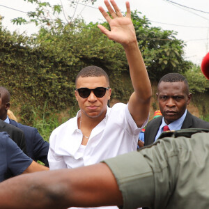 Actuellement en vacances, l'attaquant du PSG a été aperçu dans la commune du Thor
Kylian Mbappé dispute un match de basket amical avec Joakim Noah et des enfants au village Noah à Yaoundé, Cameroun le 7 juillet 2023. © Rodrig Mbock / Bestimage
