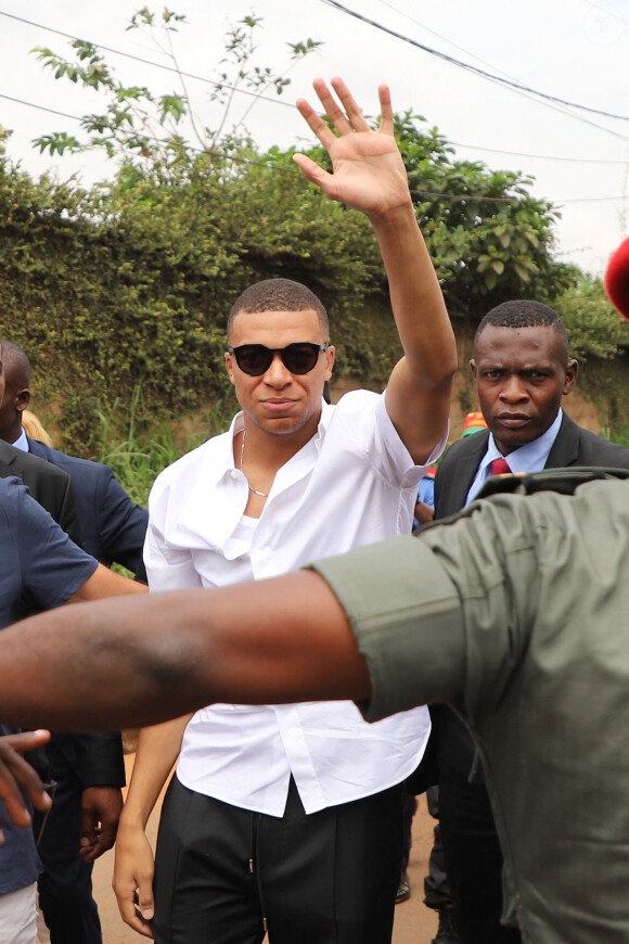 Actuellement en vacances, l'attaquant du PSG a été aperçu dans la commune du Thor
Kylian Mbappé dispute un match de basket amical avec Joakim Noah et des enfants au village Noah à Yaoundé, Cameroun le 7 juillet 2023. © Rodrig Mbock / Bestimage