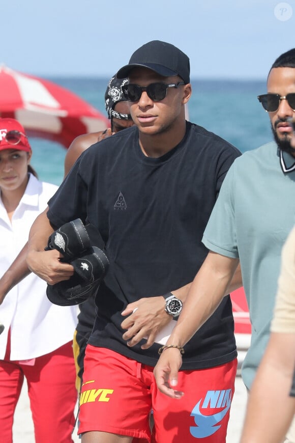 D'après le journal La Provence, il y a une raison à la venue de Kylian Mbappé dans la région
L'attaquant français du PSG Kylian Mbappé joue au Jenga (La Tour Infernale) lors d'une journée à la plage avec des amis à Miami, Floride, Etats-Unis, le 1er juillet 2023.