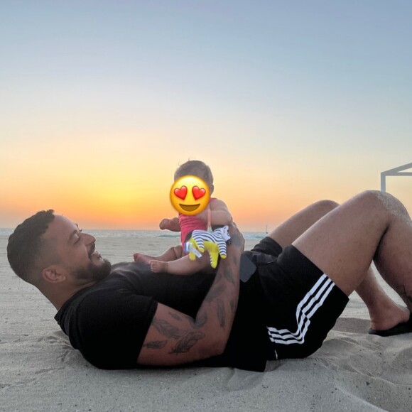 ... ceux que sa fille émet quand elle ouvre les yeux et qu'elle n'a plus qu'une idée en tête.
Slimane et sa fille Esmeralda. Instagram, le 10 mai 2022.