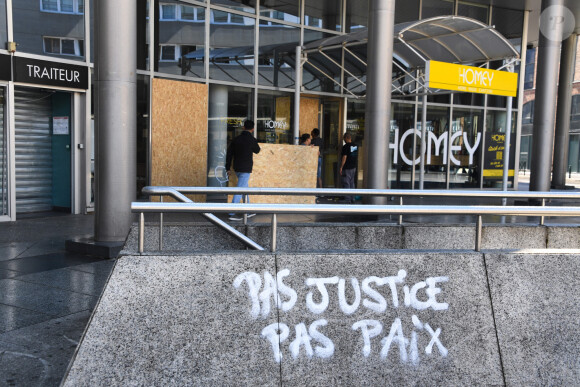 Une chanteuse française prend part à la grève des artistes et pointe du doigt un système "foncièrement racise".
Dégâts après la quatrième nuit de violences dans différents lieux de l'agglomération de Nanterre, France, le 1er juillet 2023, après la mort du jeune Nahel (17 ans), tué par un policier après un refus d'obtempérer à Nanterre (Hauts-de-Seine). © Lionel Urman/Panoramic/Bestimage