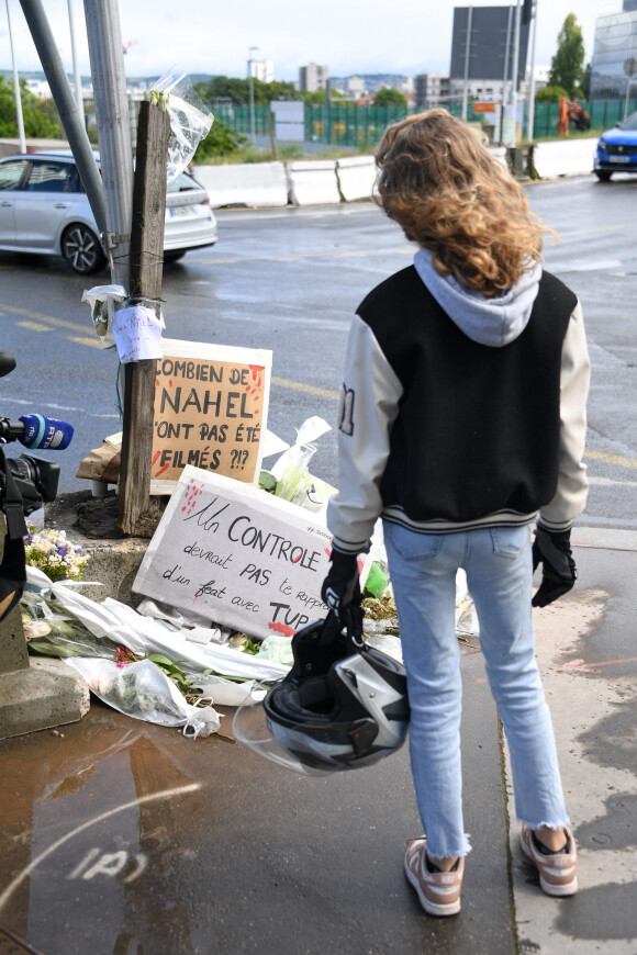 Une grande chanteuse a apporté son soutien aux familles des victimes de violences policières ce samedi 15 juillet.
Hommage à Nahel après sa mort, tué par un policier après un refus d'obtempérer à Nanterre (Hauts-de-Seine, France, le 1er juillet 2023. © Lionel Urman/Panoramic/Bestimage