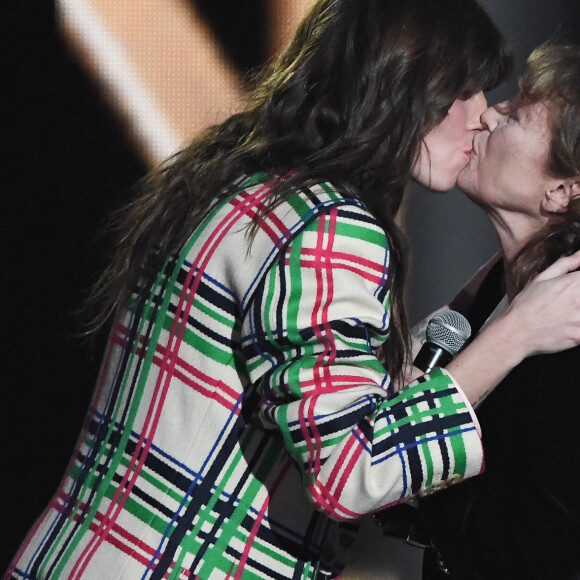 La légendaire Jane Birkin est morte à l'âge de 76 ans.
Lou Doillon et sa mère Jane Birkin s'embrassent - 36ème édition des Victoires de la Musique à la Seine Musicale à Boulogne-Billancourt, France, le 12 février 2021. © Coadic Guirec/Bestimage