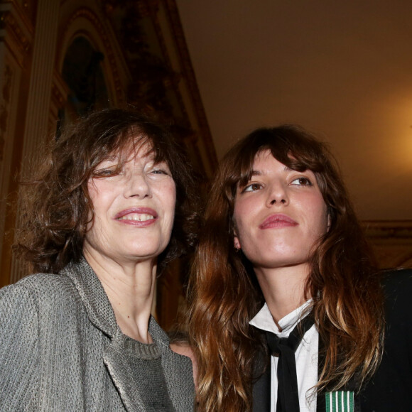 Jane Birkin (invitee) et sa fille Lou Doillon à Paris le 10 avril 2013.