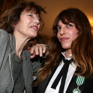 La France est en deuil, tout comme l'Angleterre.
Jane Birkin et sa fille Lou Doillon, Paris.