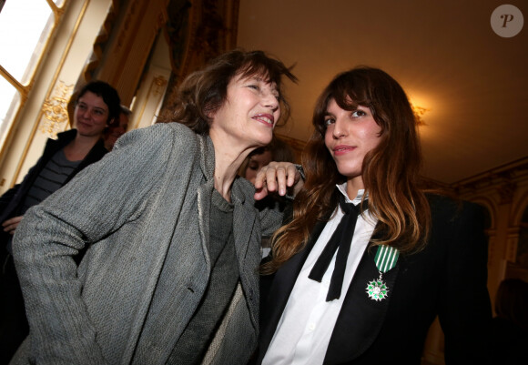 La France est en deuil, tout comme l'Angleterre.
Jane Birkin et sa fille Lou Doillon, Paris.