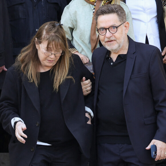 Tout comme son agent historique Olivier Gluzman.
Jane Birkin et Olivier Gluzman - Sorties des obsèques de la chanteuse Régine au Crematorium du cimetière du Père-Lachaise à Paris. Le 9 mai 2022 © Jacovides-Moreau / Bestimage 